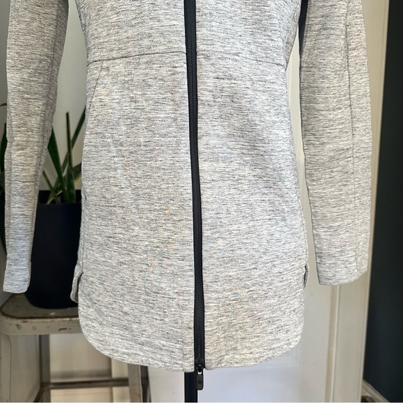 Lululemon • Going Places Hooded Jacket
Heathered Space Dyed Medium Grey size 2 - Picture 3 of 16